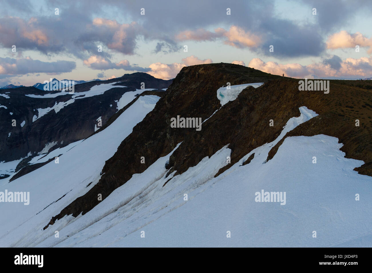 Remote la gamma della montagna alla fine della giornata con vista panoramica Foto Stock