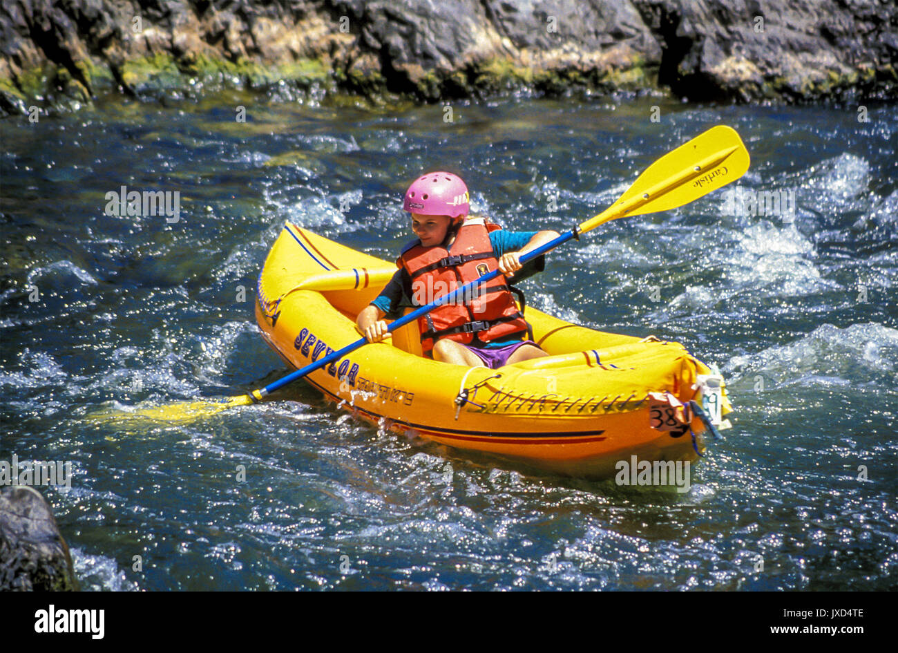 Infanzia giovane bambino 9-12 anni whitewater rafting riffles Rogue River, Oregon paddling stream forza fisica esercizio © Myrleen Pearson Foto Stock
