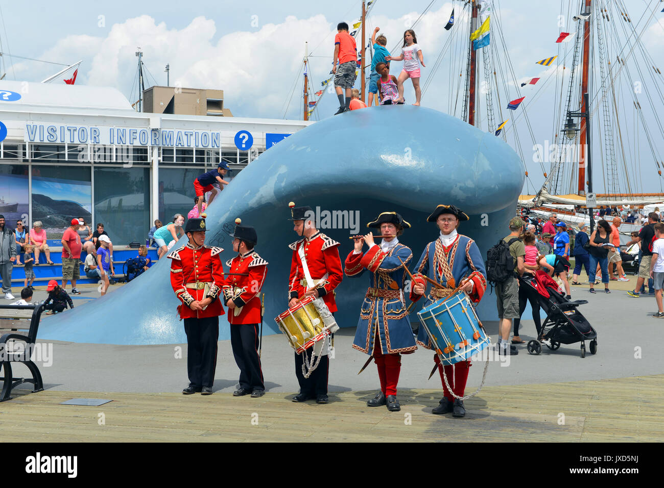 Halifax, Nova Scotia, Canada - 29 Luglio 2017: attori in costume reinterpreta il periodo coloniale durante la Tall Ships evento al lungomare di Halifax. Foto Stock