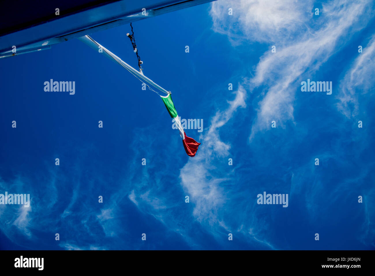 Bandiera con un cielo blu in background Foto Stock