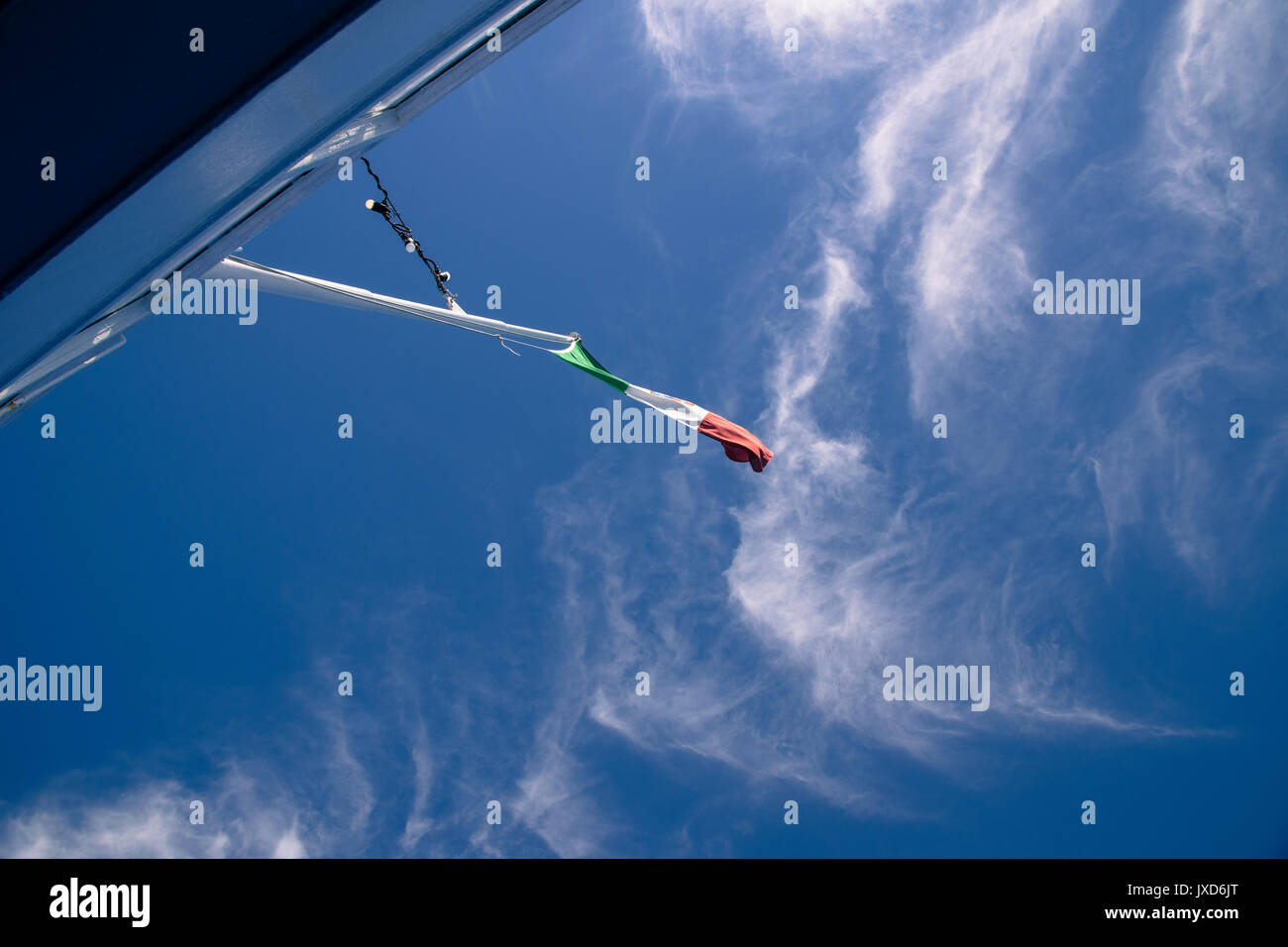 Bandiera con un cielo blu in background Foto Stock