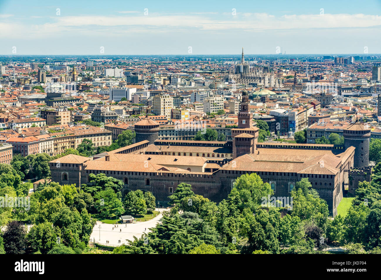 Vista aerea dalla Torre Branca (Torre Branca) del Castello Sforzesco (Castello Sforzesco) e la città di Milano, Italia Foto Stock
