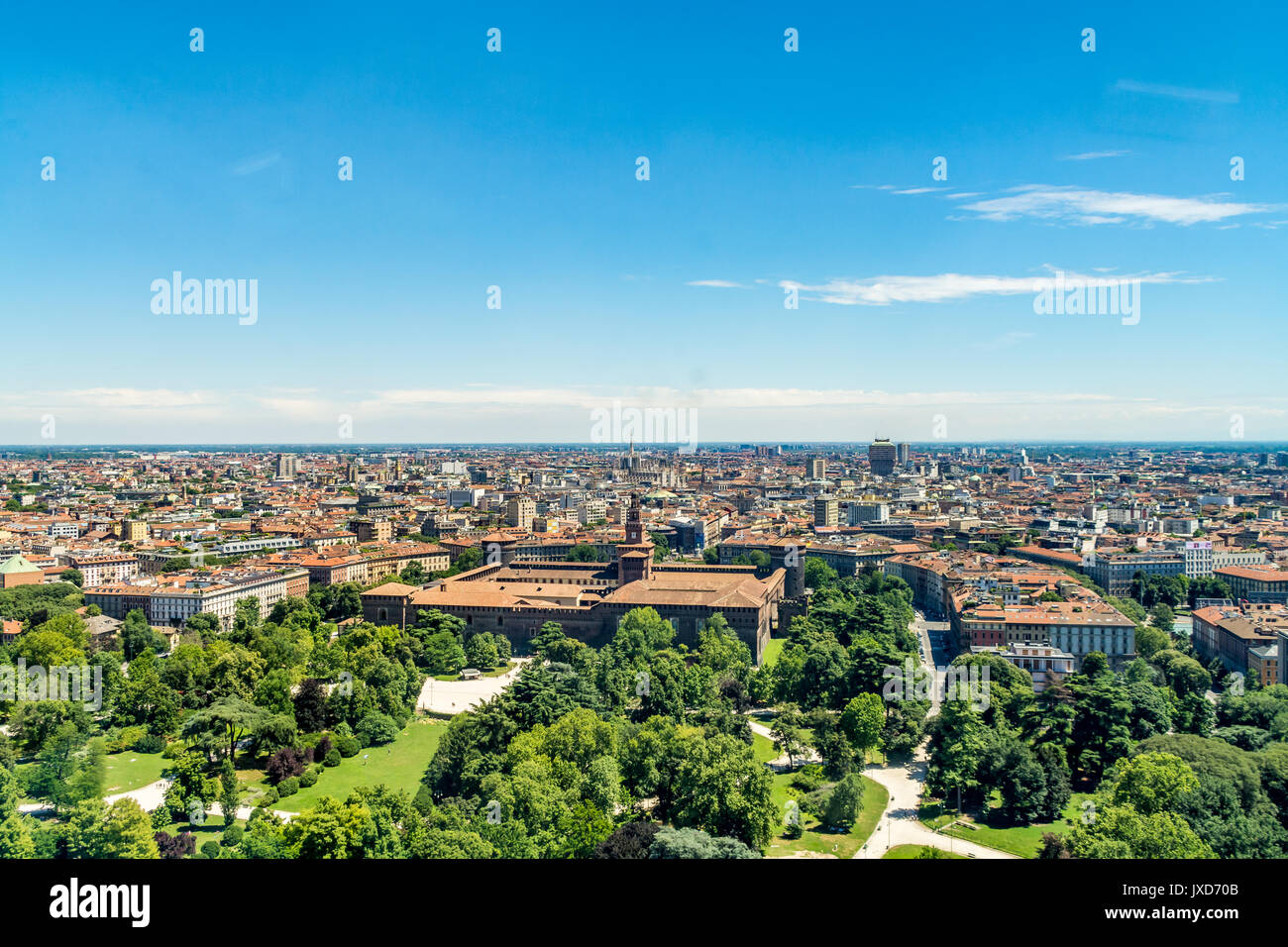 Vista aerea dalla Torre Branca (Torre Branca) del Castello Sforzesco (Castello Sforzesco) e la città di Milano, Italia Foto Stock