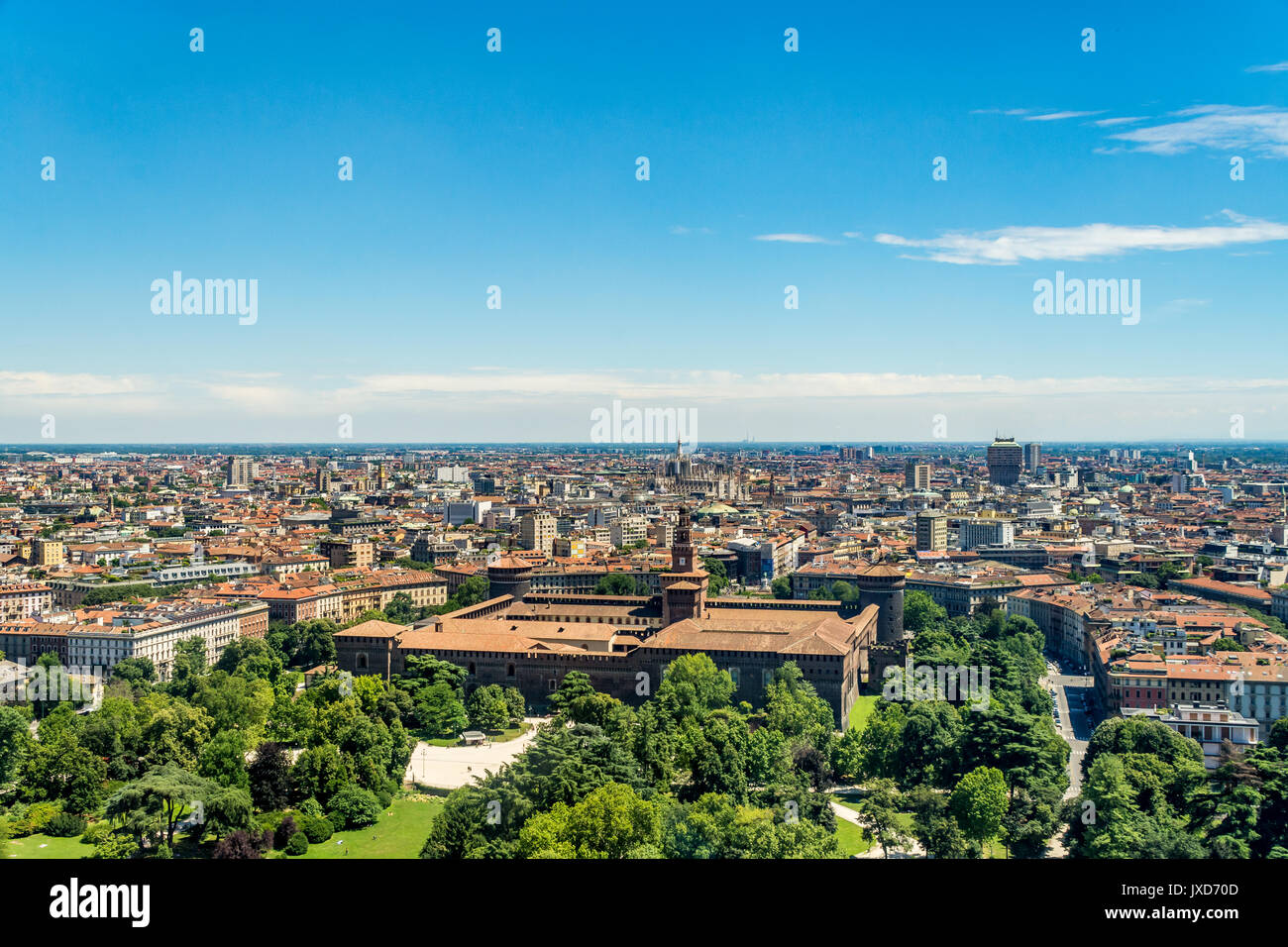 Vista aerea dalla Torre Branca (Torre Branca) del Castello Sforzesco (Castello Sforzesco) e la città di Milano, Italia Foto Stock