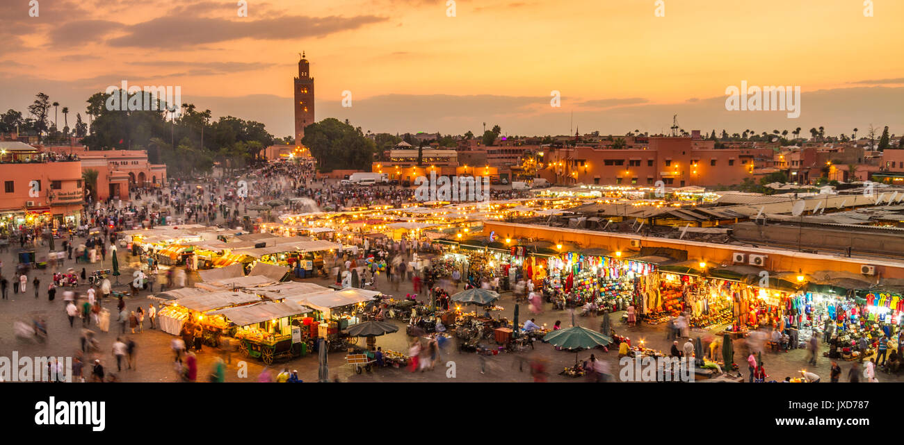 Jamaa el Fna piazza del mercato in sunset, Marrakech, Marocco, Africa del nord. Foto Stock