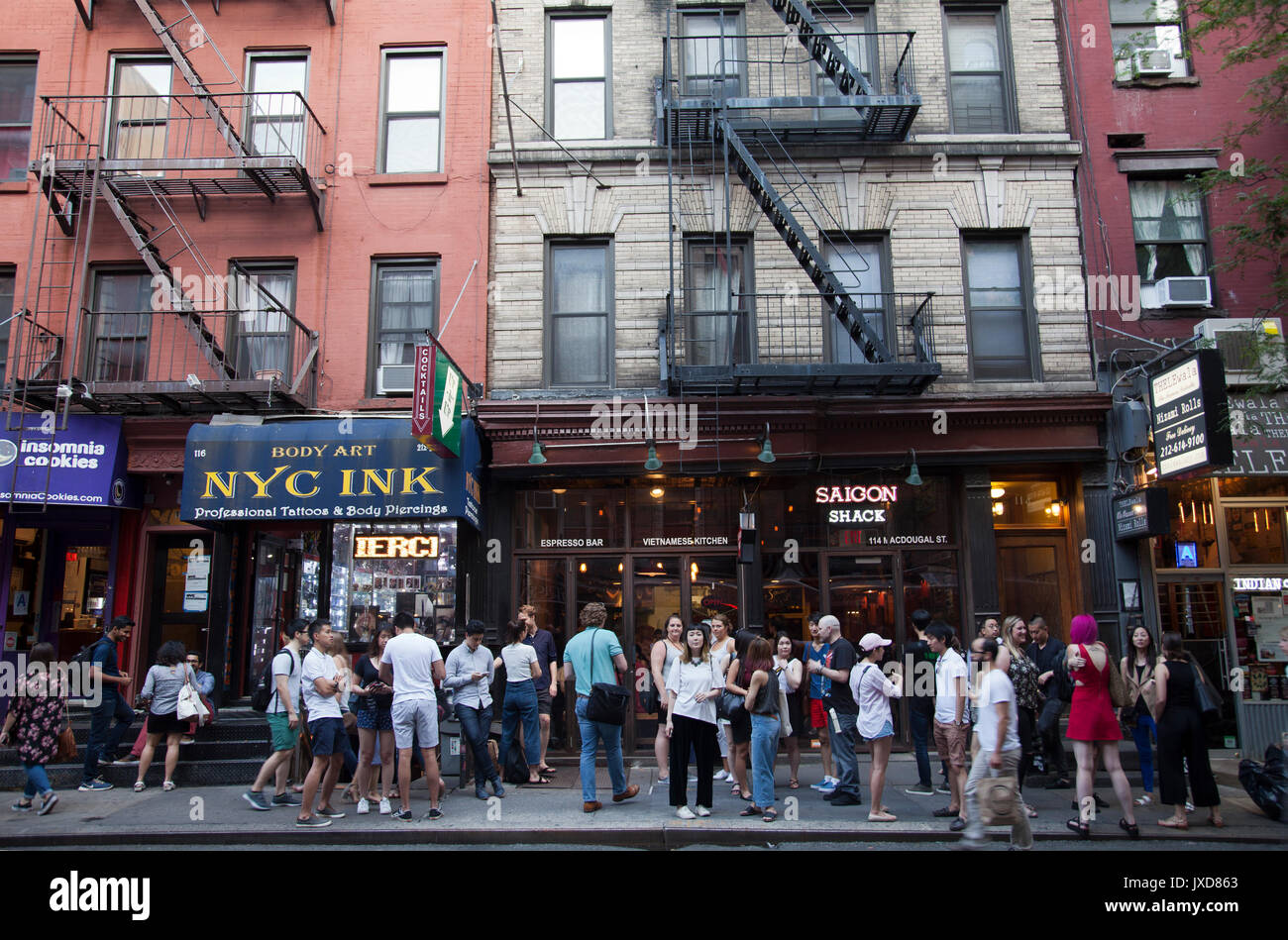 McDougal Street off washington Sq con ristoranti a New York - USA Foto Stock