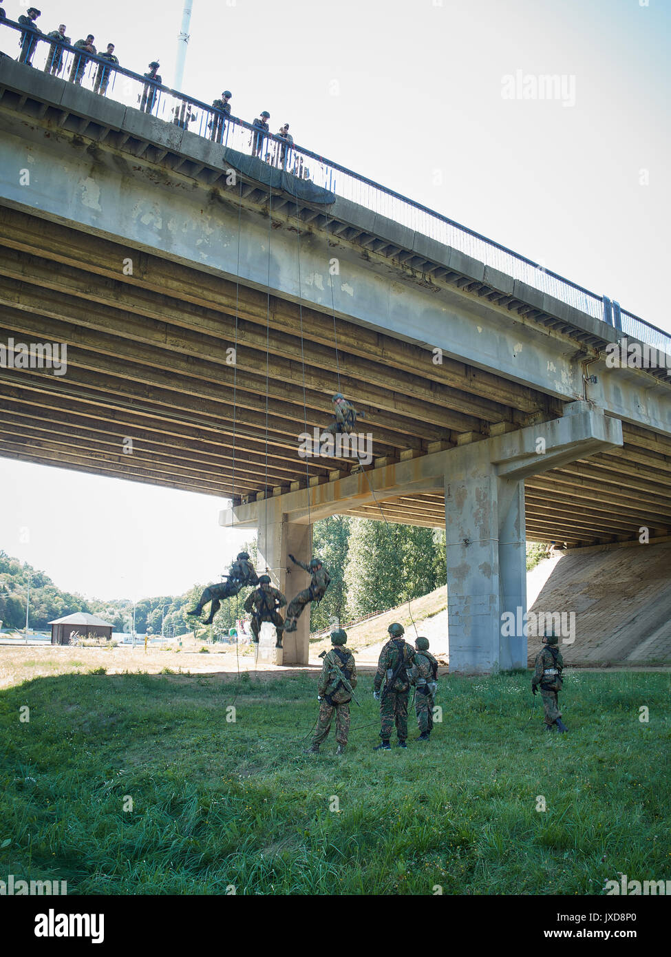 I soldati sono addestrati per passare dal ponte. Essi utilizzano attrezzature speciali per questo. Foto Stock