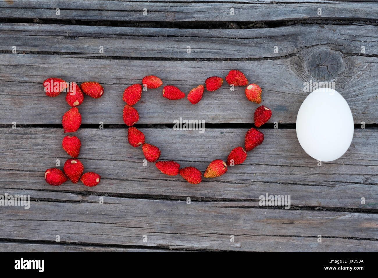 Il testo I love uovo su sfondo di legno. Foto Stock