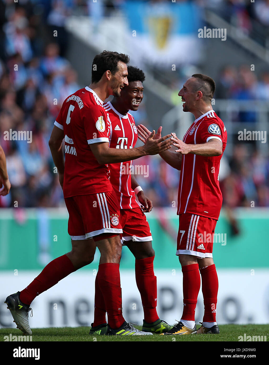 12.08.2017, Fussball DFB Pokal 2017/2018, 1. Runde, Chemnitzer FC - FC Bayern München, im Stadion an der Gellertstraße. Jubel v.l. Torschütze Mats Hummels (Bayern München) , David Alaba (Bayern München) und Franck Ribery (Bayern München) zum Tor zum 0:5 Foto: Cronos/MIS Foto Stock