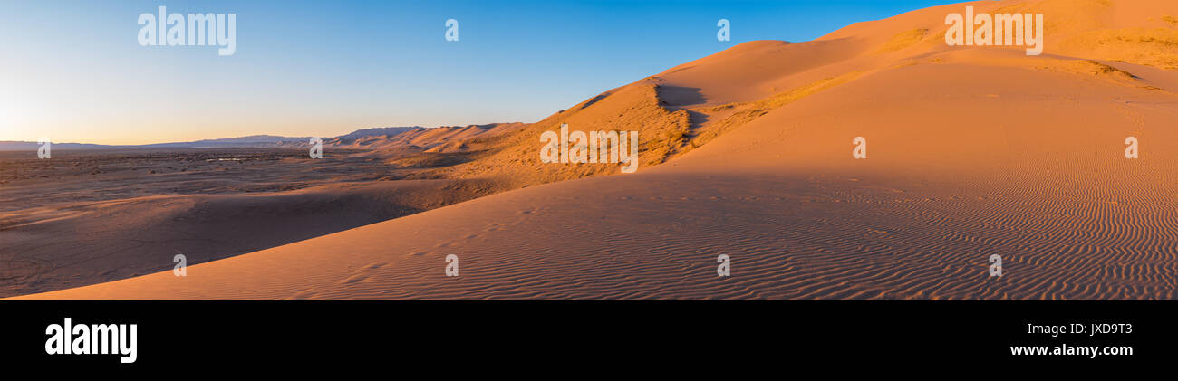 Bella serata paesaggio nel deserto contro il cielo Foto Stock