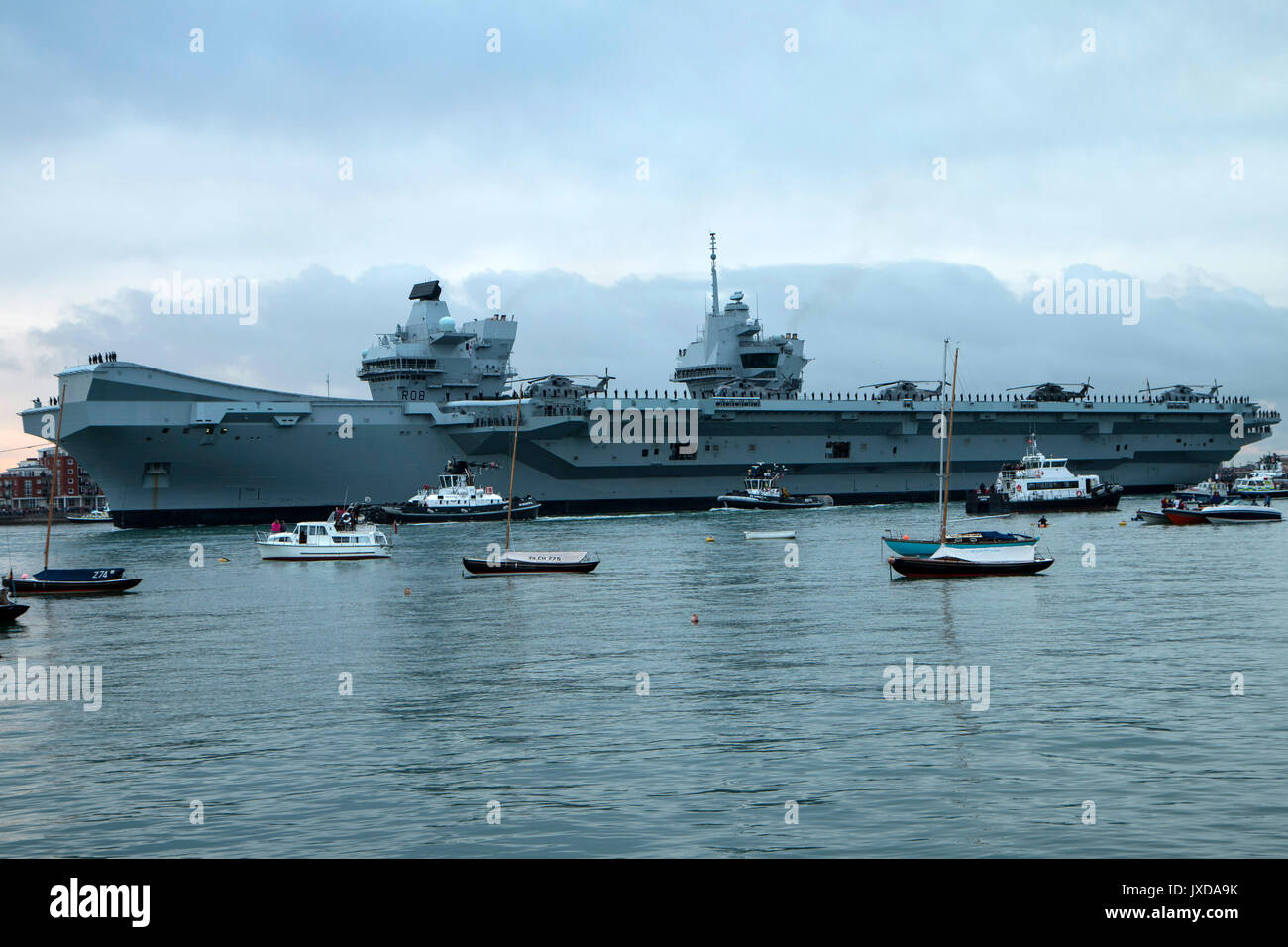 Il porto di Portsmouth 16 agosto 2017 la Royal Navy la nuova ammiraglia portaerei HMS Queen Elizabeth arrivando a casa sua porta per la prima volta Foto Stock