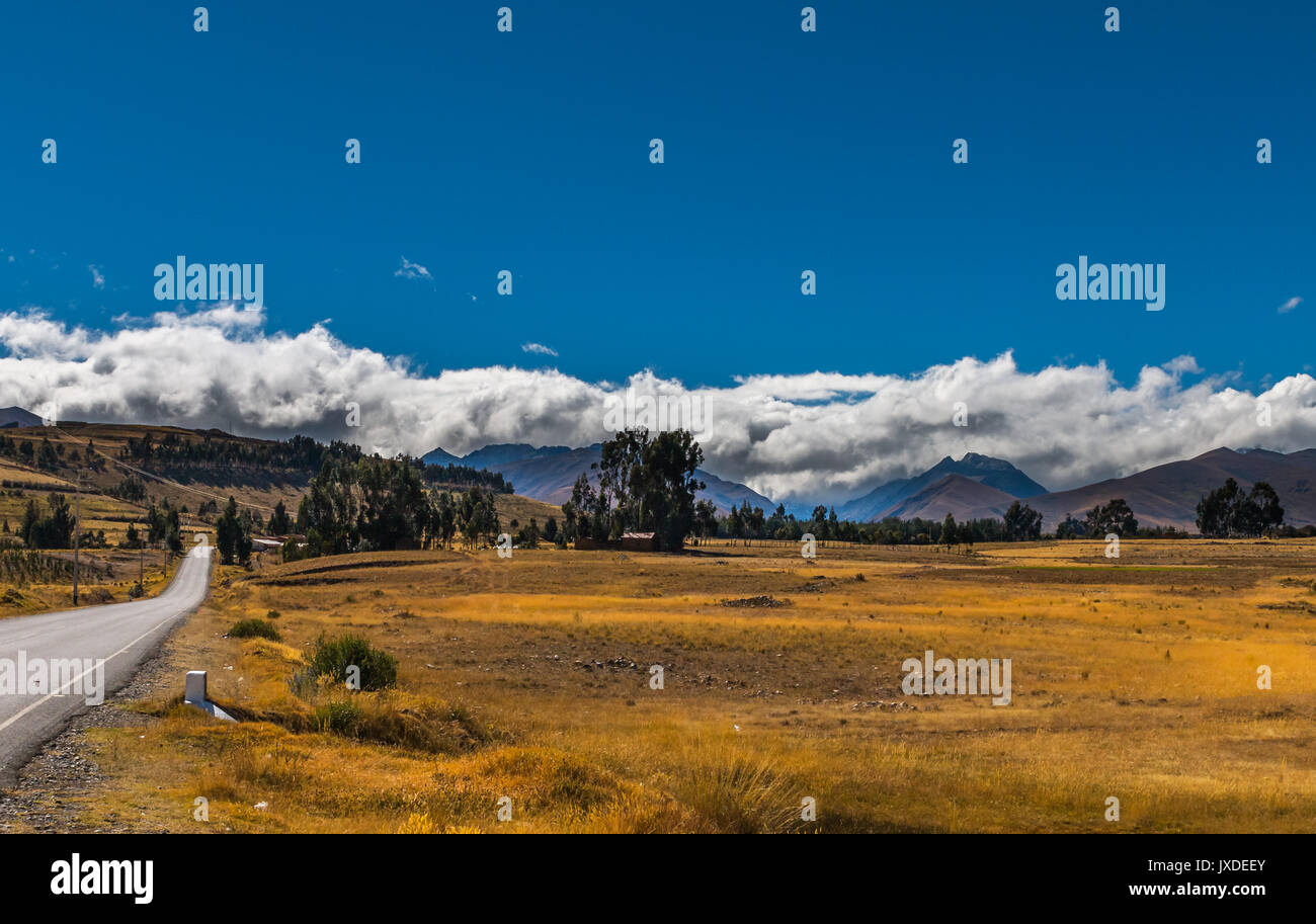 Vista dalla strada su per i campi in montagne delle Ande del Perù Foto Stock