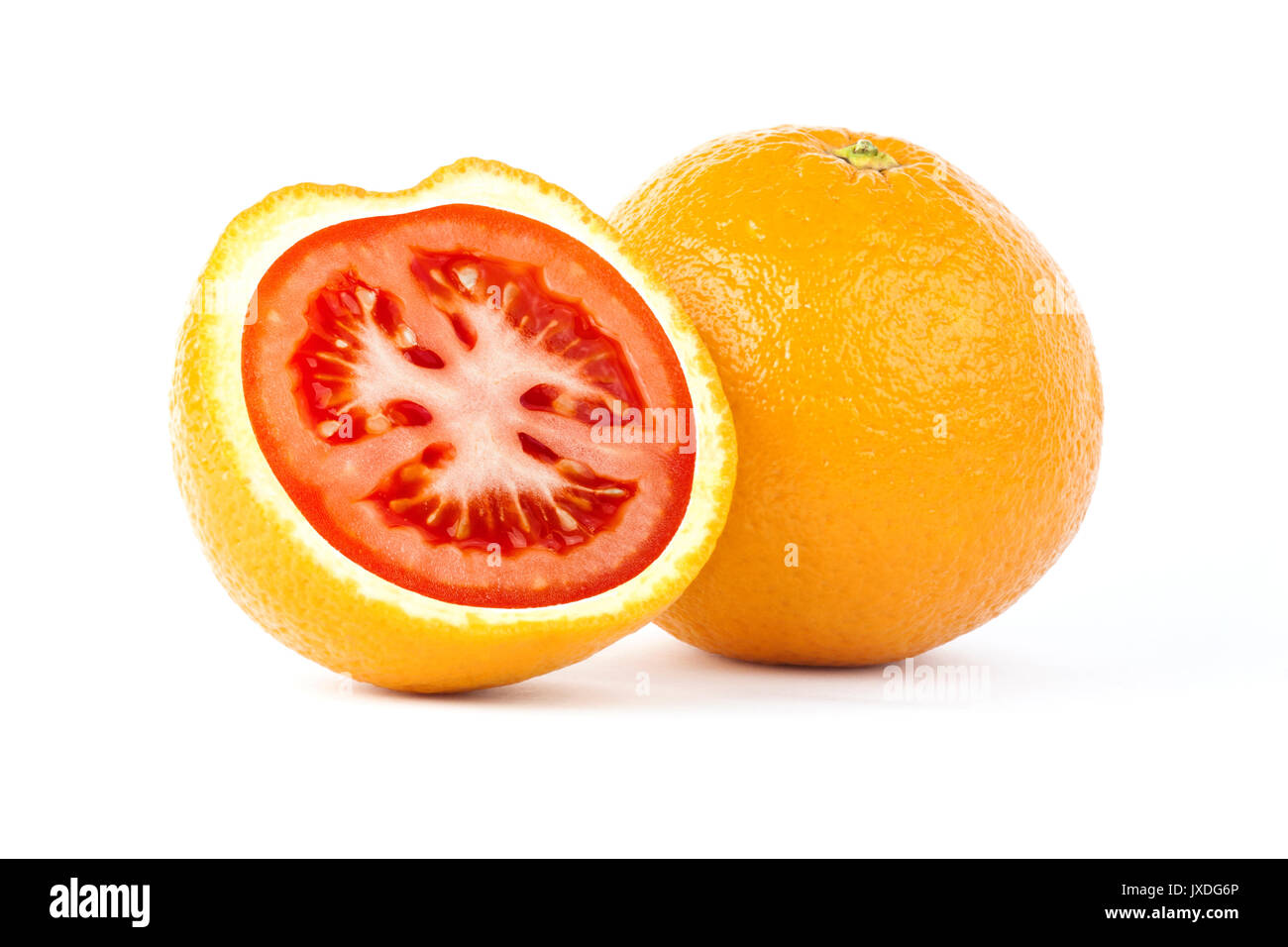 Fotografia creativa la manipolazione di fettine di arancio con pomodoro rosso all'interno isolato su sfondo bianco Foto Stock