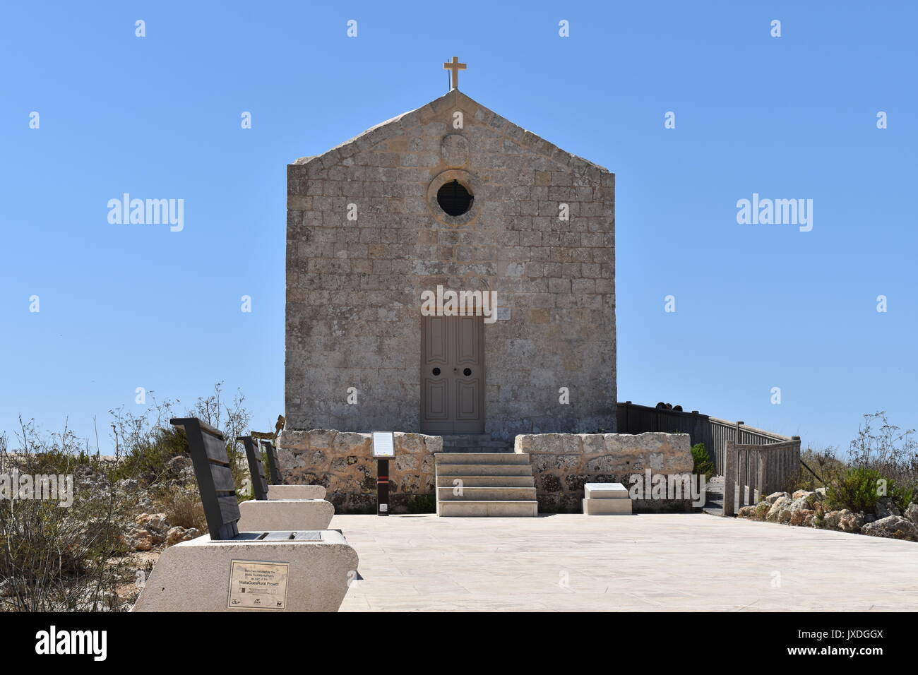 Cappella di Malta in Dingli blue sky semplice croce edificio base umile Foto Stock