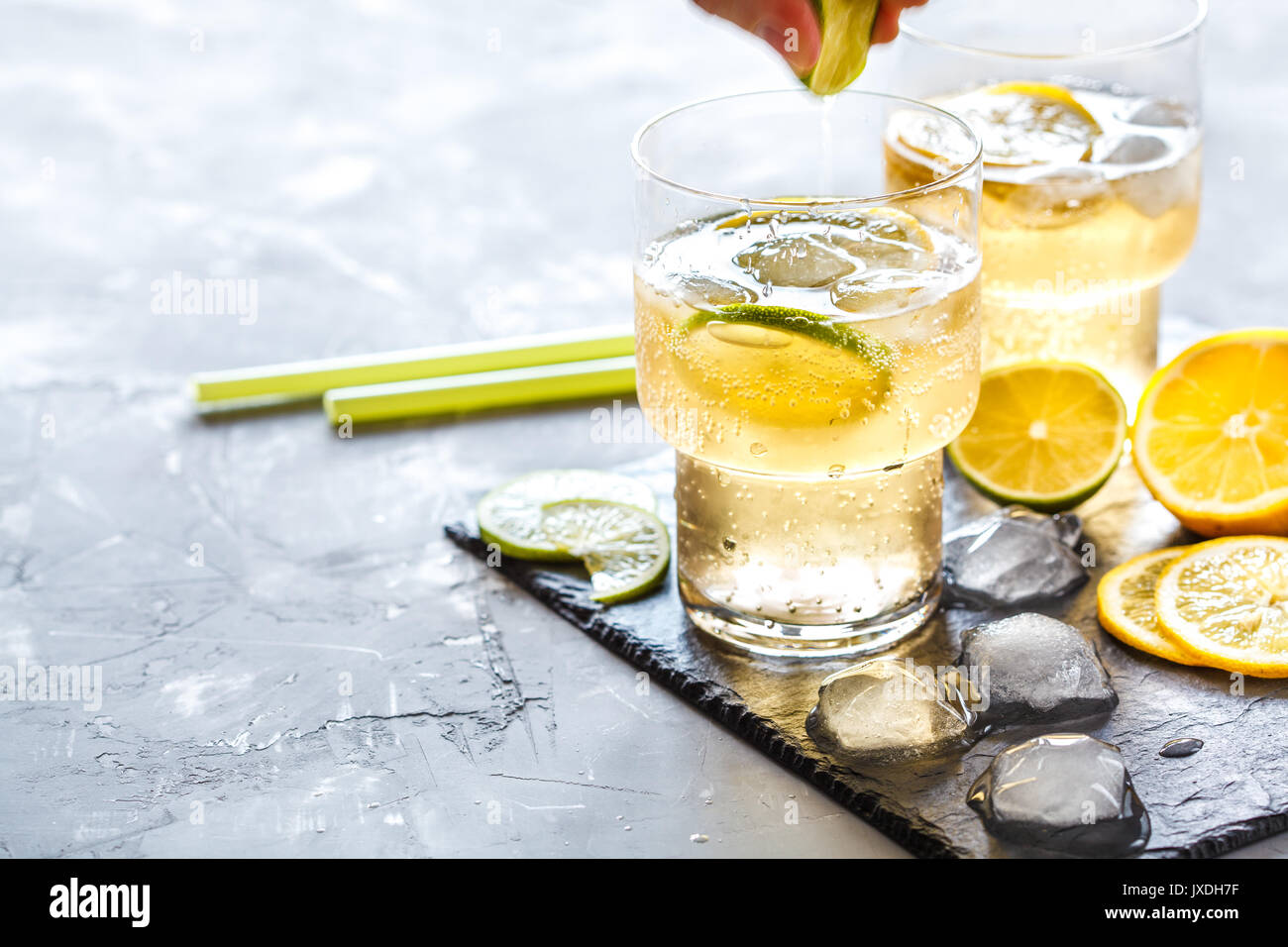 In casa di limonata di agrumi in bicchieri di ghiaccio su ardesia. Foto Stock