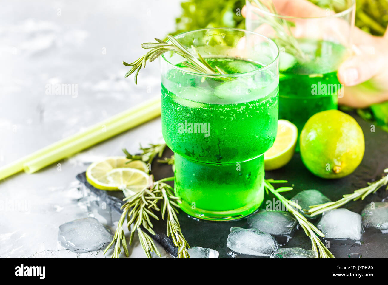 Limonata verde (dragoncello) con rosmarino e la calce e ardesia. Foto Stock