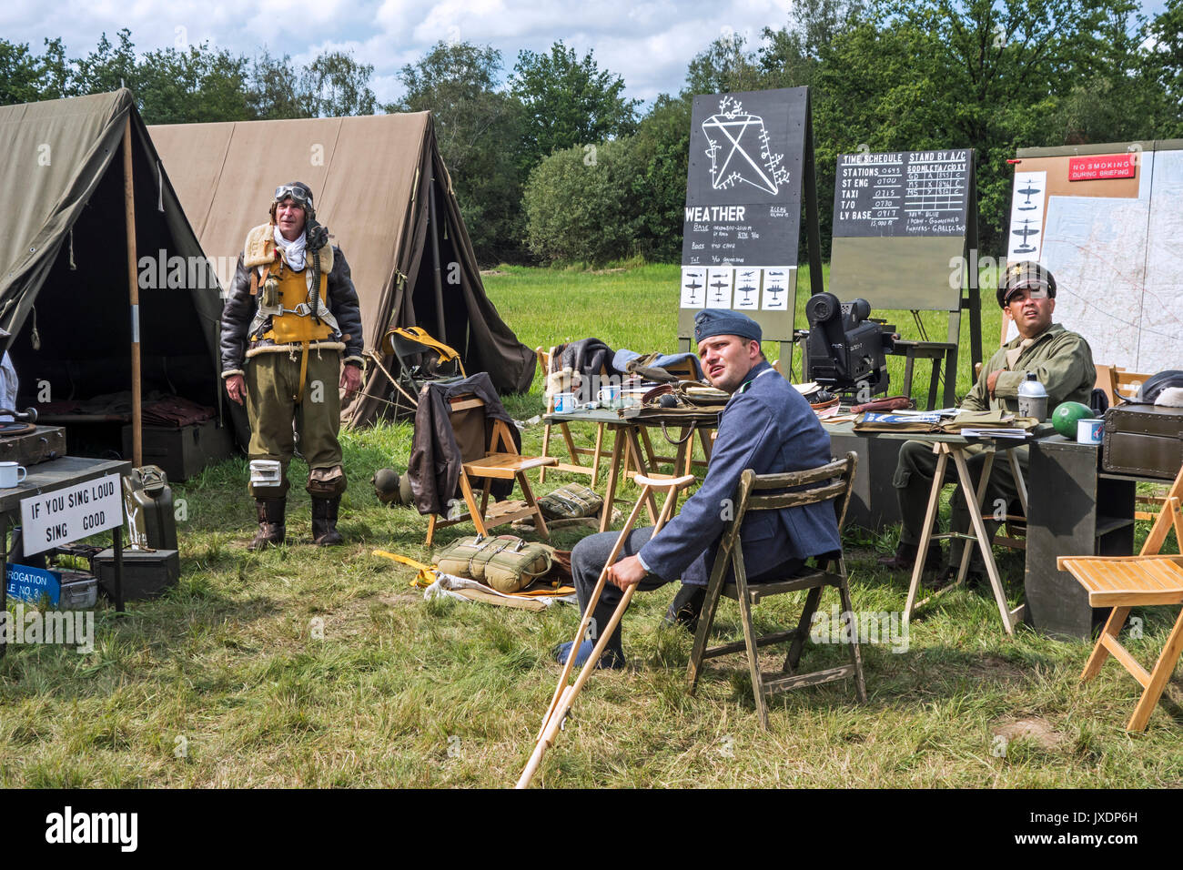 Re-enactors nella Seconda Guerra Mondiale la battaglia di sposa in posa militare nella rievocazione field camp a WW2 militaria fair Foto Stock