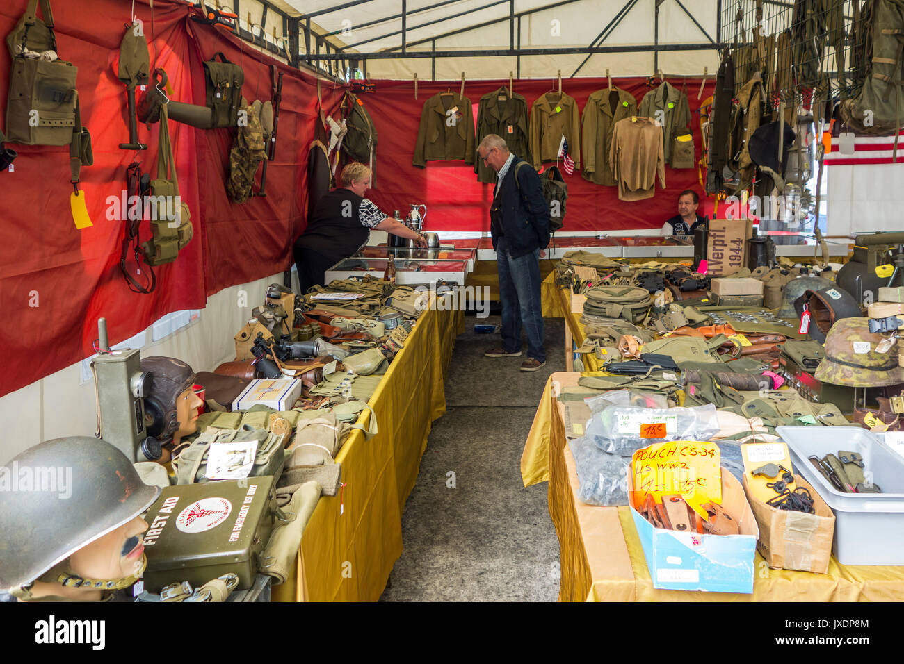 Venditore in WWII stand con vendita di manufatti militari della Prima Guerra Mondiale due collettore a WW2 militaria fair Foto Stock