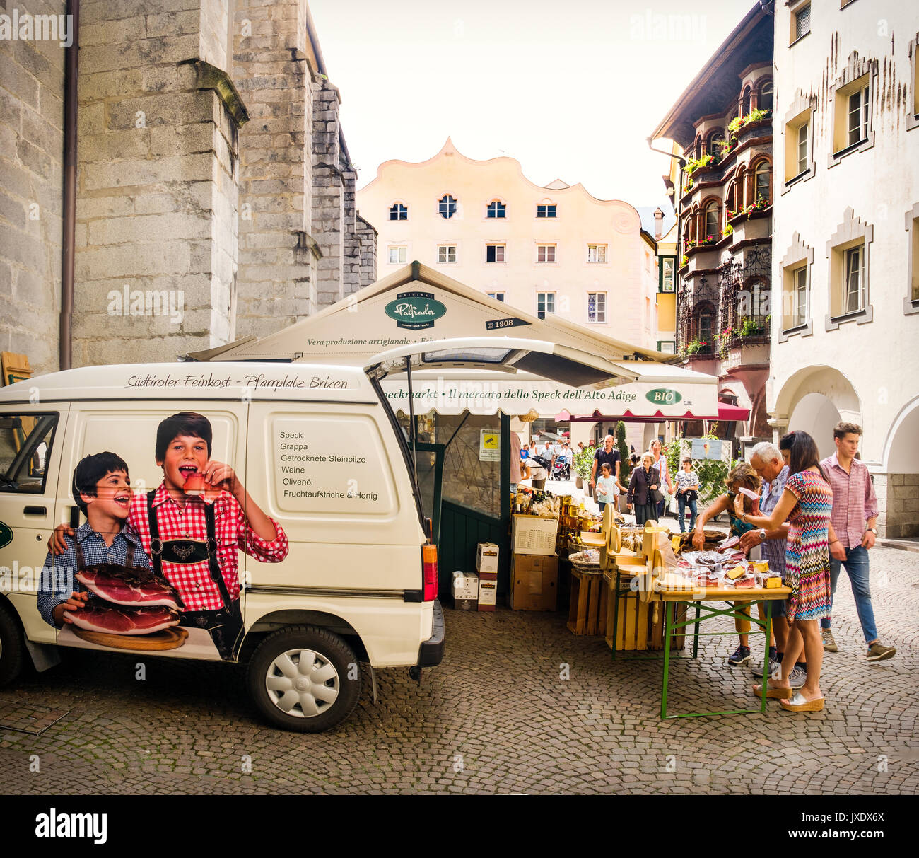 Bressanone, Italia, Agosto 10 2017: persone vicino a un mercato di speck si trova in Trentino Alto Adige. Lo speck è un tradizionale IGP prosciutto affumicato dell Alto Adige Foto Stock