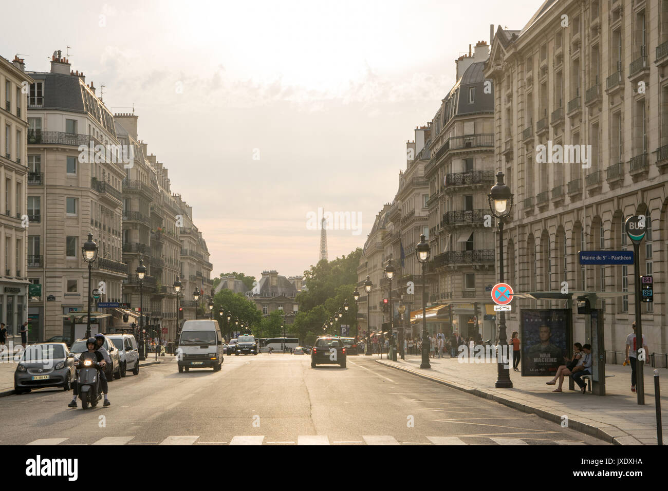 Parigi, Francia - Giugno 06, 2017: vista della strada parigina al tramonto a Parigi, Francia Foto Stock