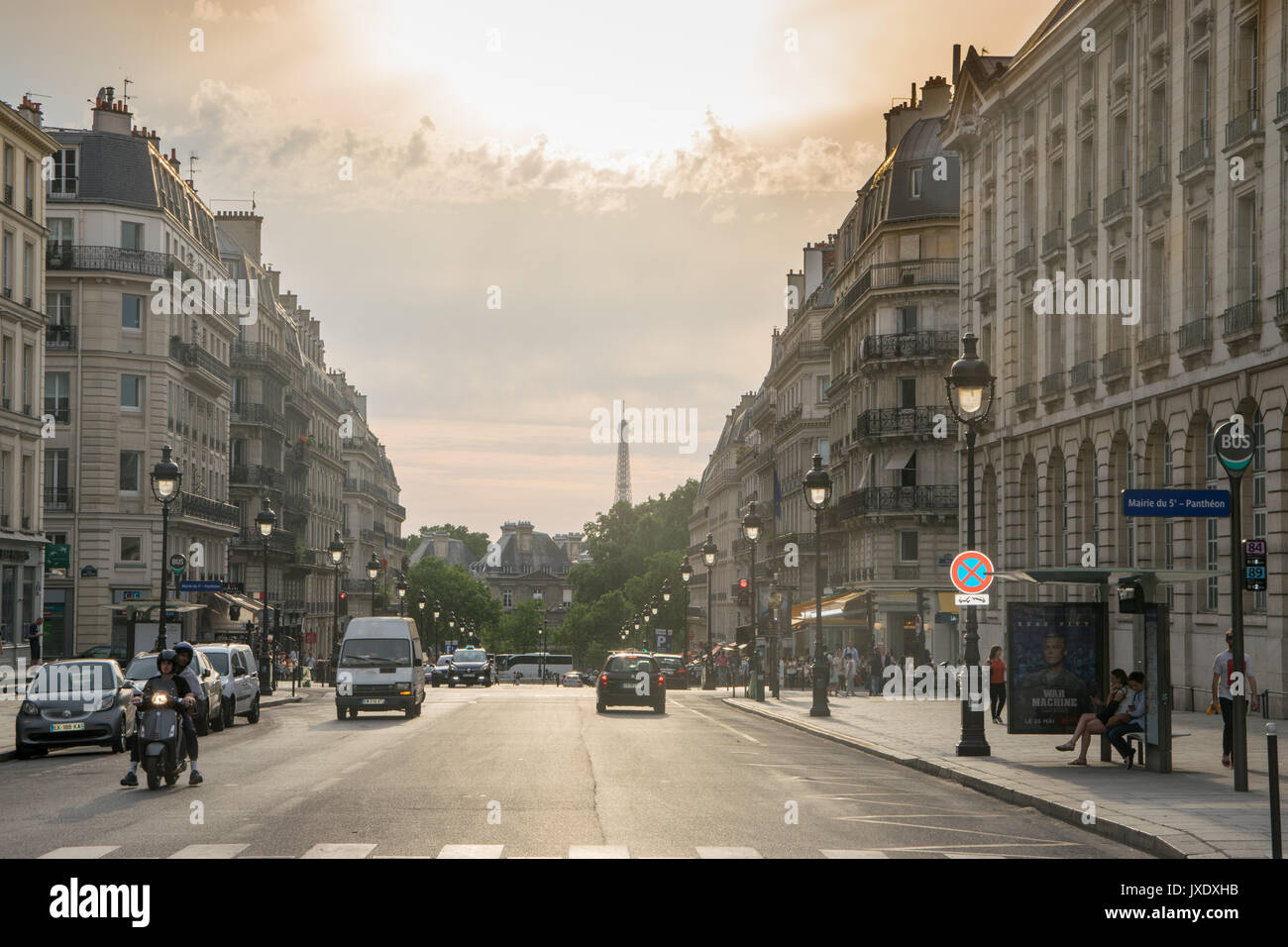 Parigi, Francia - Giugno 06, 2017: vista della strada parigina al tramonto a Parigi, Francia Foto Stock