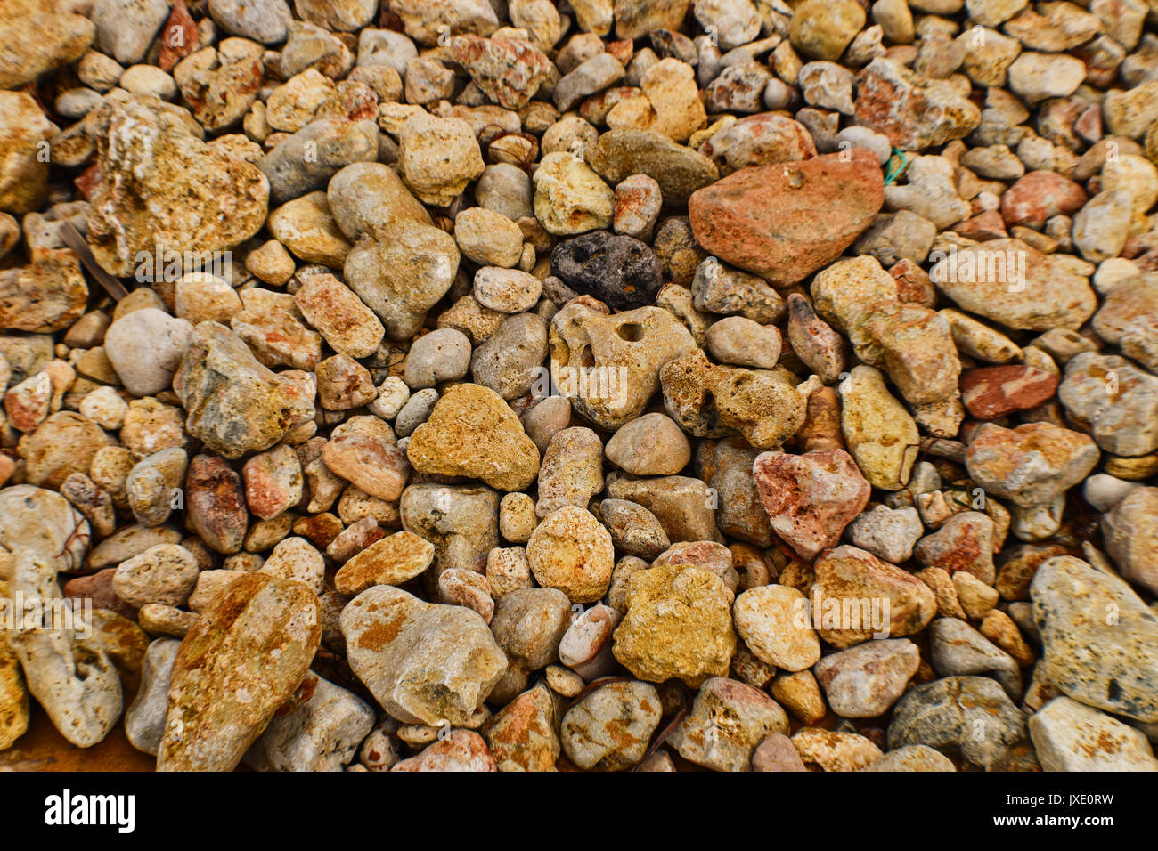 Le pietre a la spiaggia di piccole e medie dimensioni in tutta la cornice Foto Stock