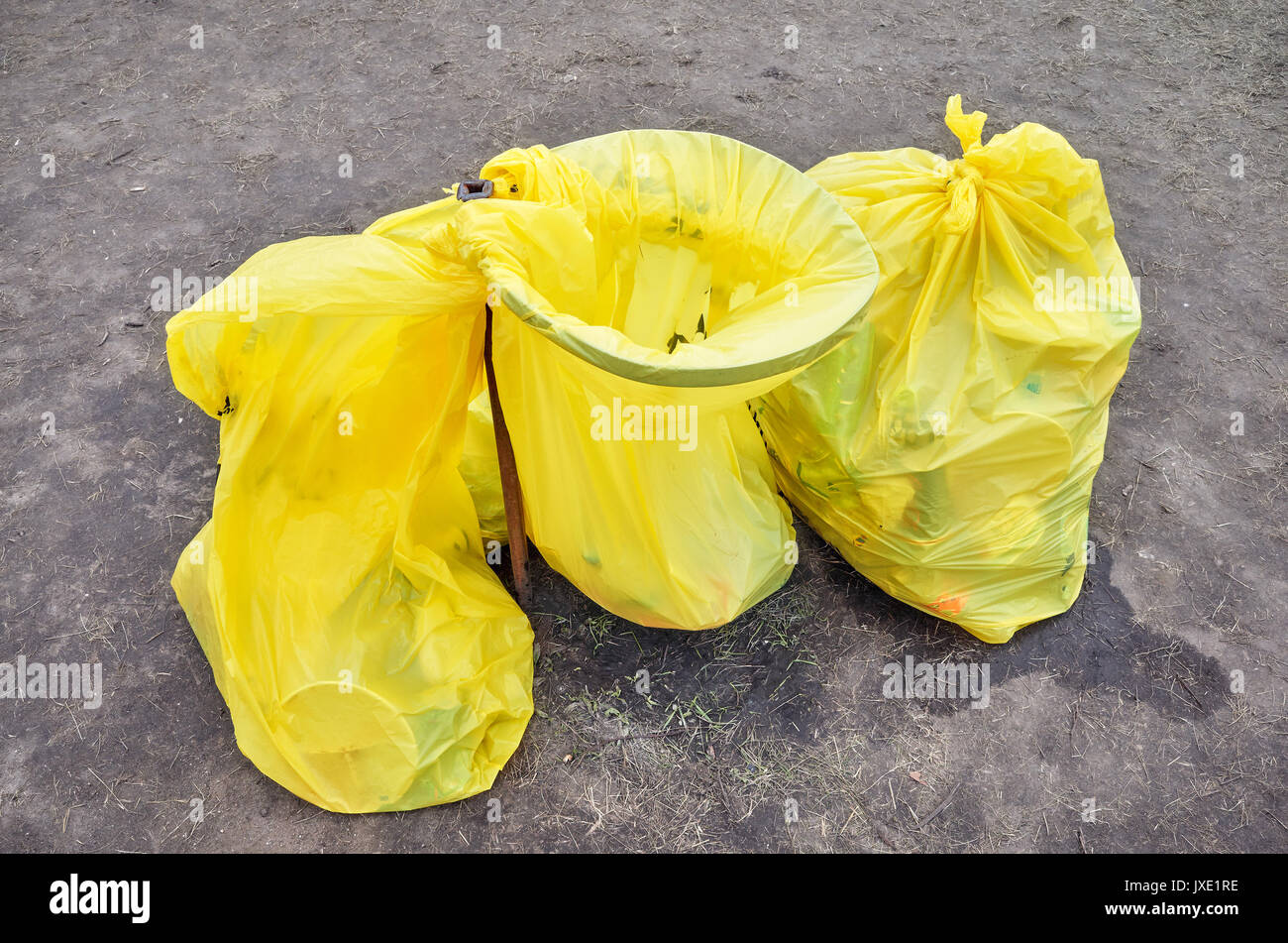 Perdite di plastica gialla di sacchi sul campeggio. Foto Stock