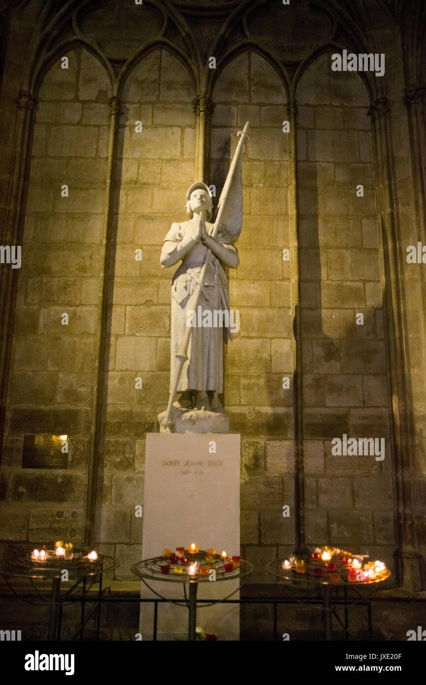 Statua di st. Giovanna d Arco presso la cattedrale di Notre Dame a Parigi, Francia Foto Stock