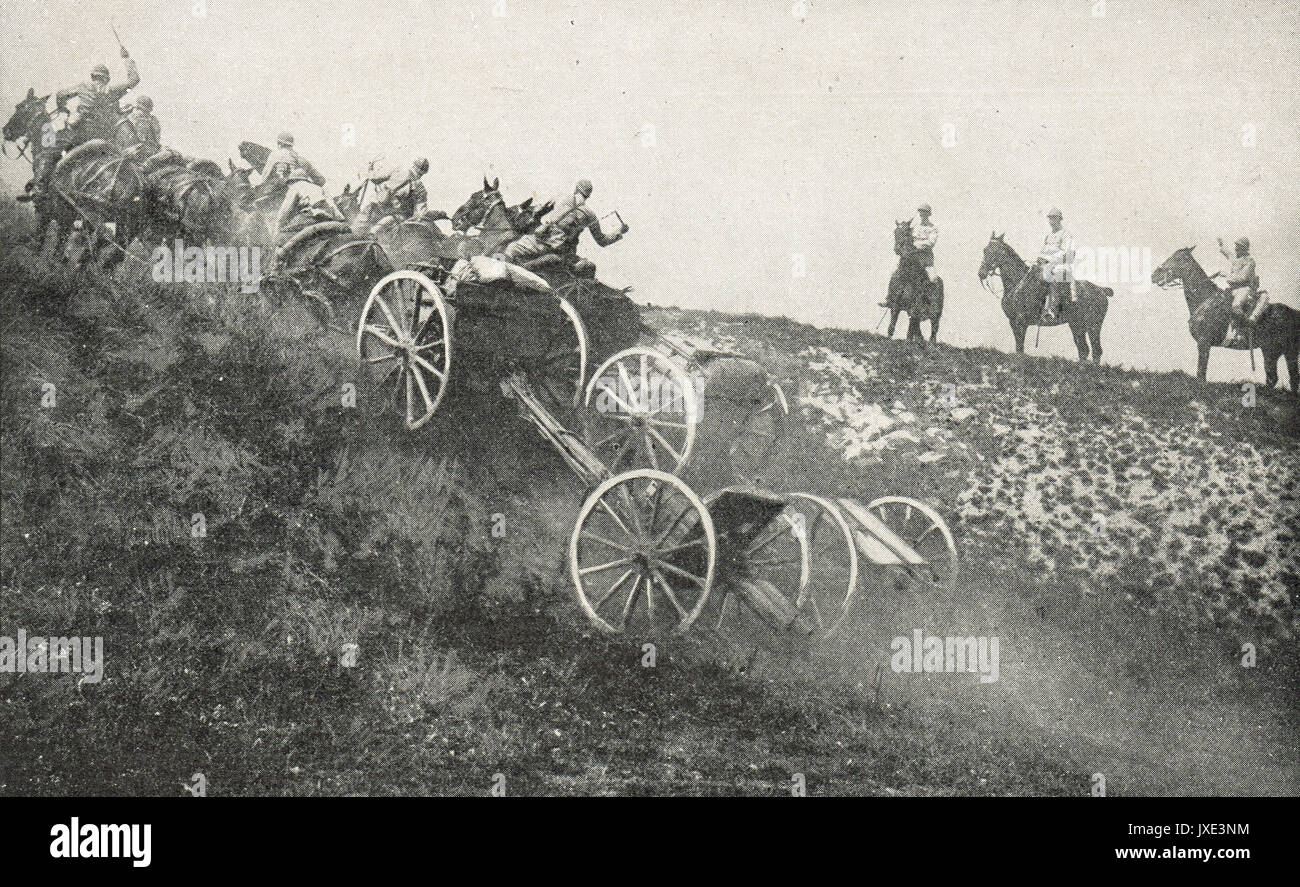 Il francese al galoppo un campo di pistola in salita, WW1 Foto Stock Il francese al galoppo un campo di pistola in salita, WW1 Foto Stock