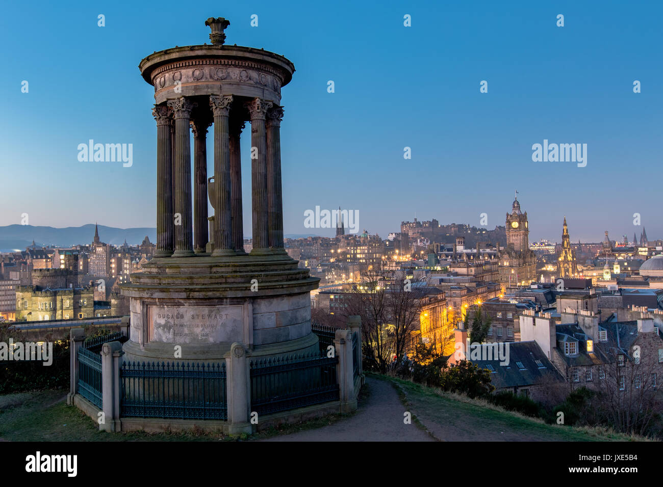 Calton Hill, con il Castello di Edimburgo e Balmoral Hotel e lo skyline della città in background. Gennaio 26, 2017 Foto Stock