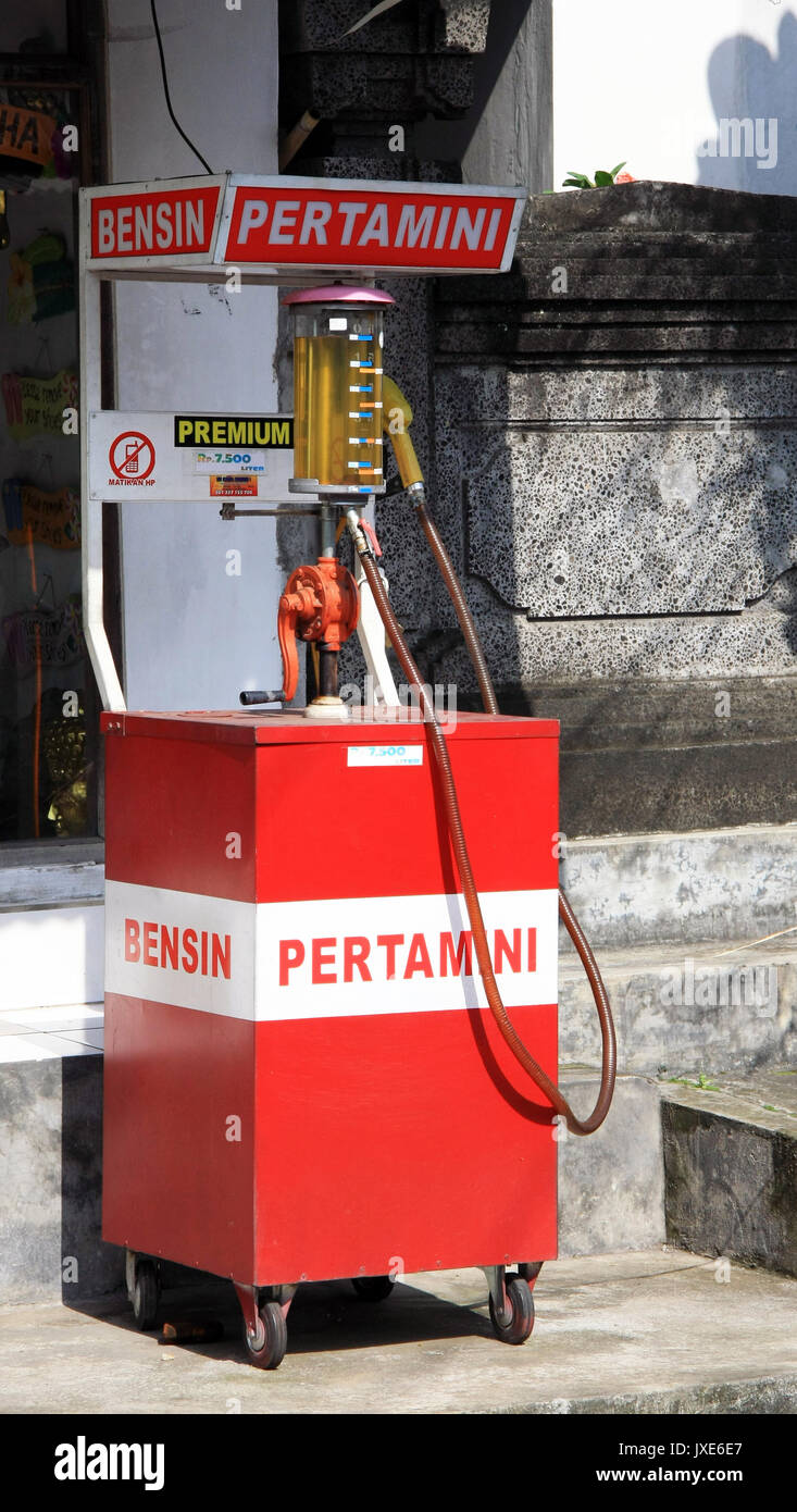 /Kuta Bali - 18 Settembre 2016: Benzina stazione di rifornimento di carburante a Bali - moto pompa di riempimento dal ciglio della strada Foto Stock