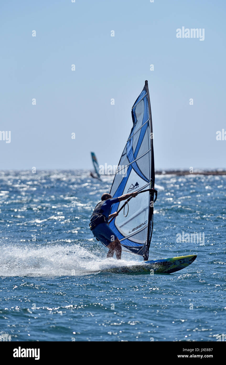 Windsurf a Loutsa, Attica, Grecia Foto Stock