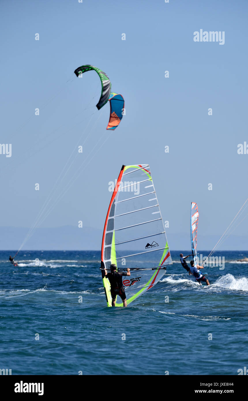 Il kite surf e windsurf in Loutsa, Attica, Grecia Foto Stock
