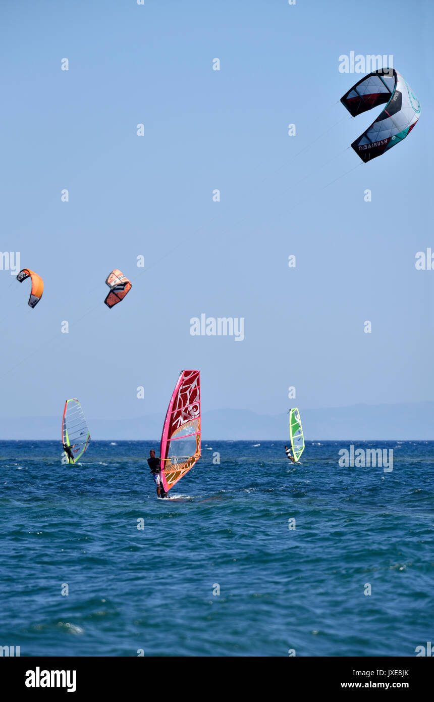 Il kite surf e windsurf in Loutsa, Attica, Grecia Foto Stock