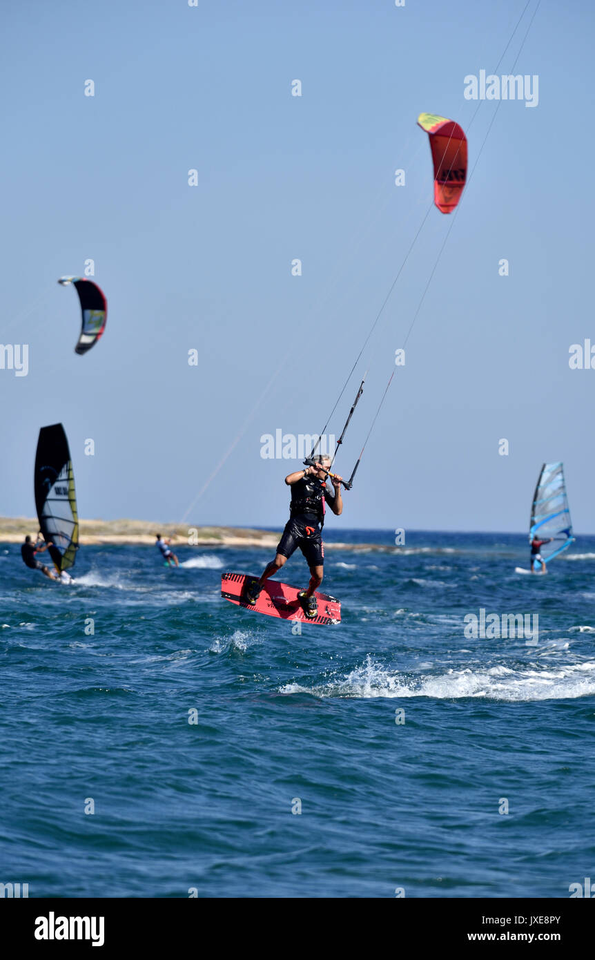 Il kite surf in Loutsa, Attica, Grecia Foto Stock
