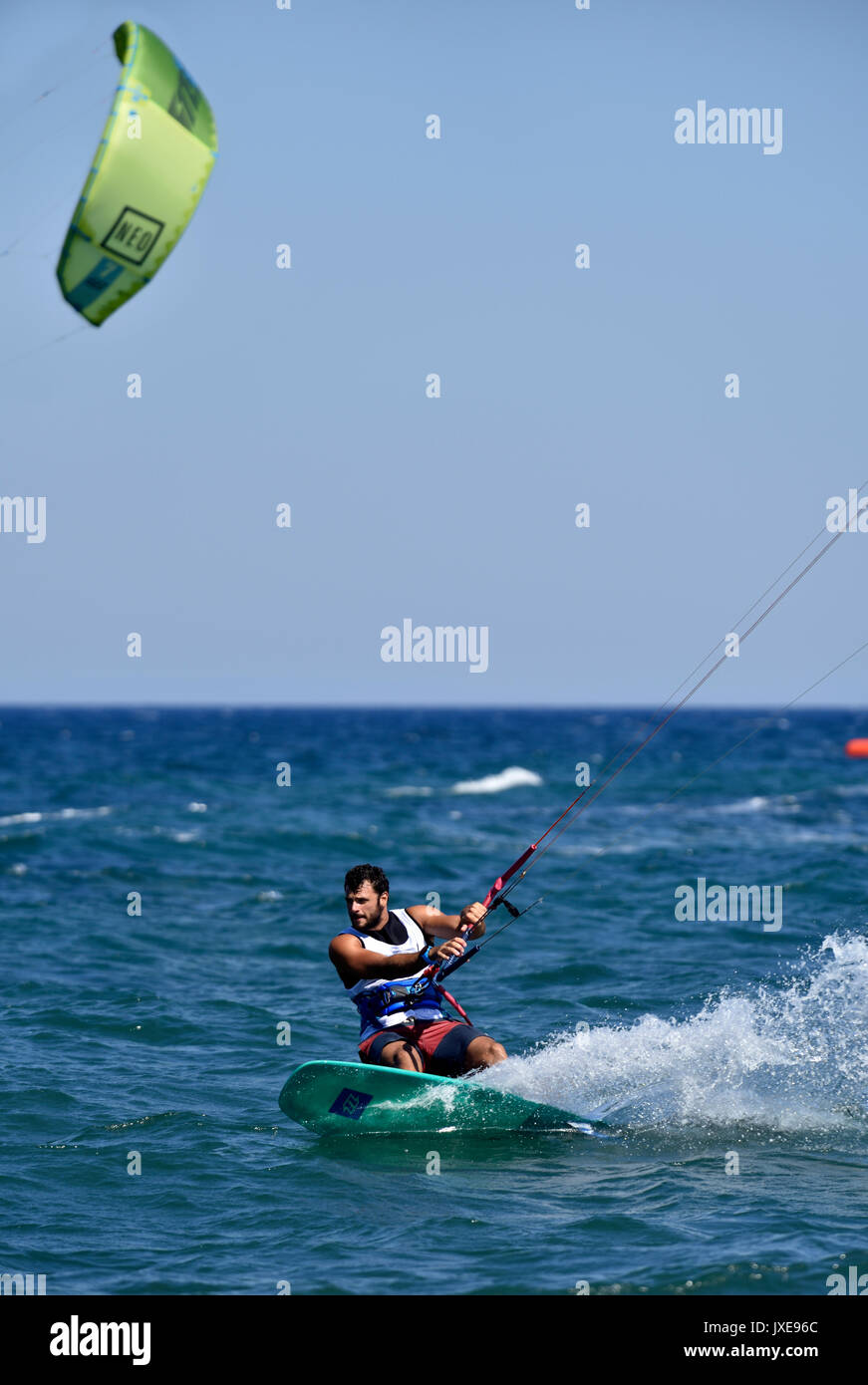 Il kite surf in Loutsa, Attica, Grecia Foto Stock