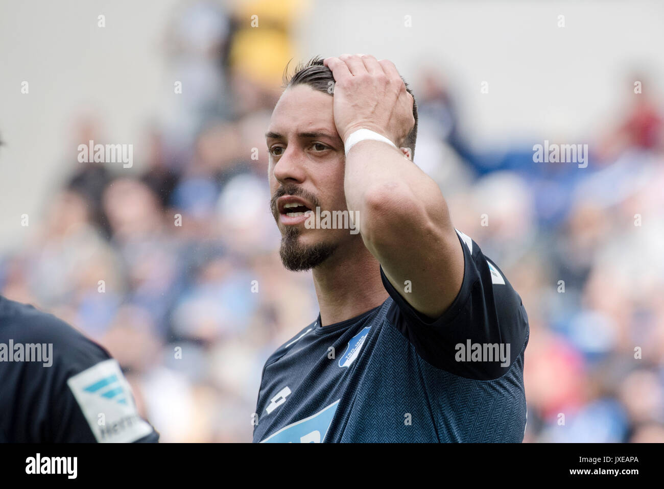 Sandro Wagner (1899) fasst sich an den Kopf; Frust, Enttaeuschung (Enttauschung); Fussball 1. Bundesliga, 34. Spieltag, TSG 1899 Hoffenheim (1899) - FC Augsburg (A) 0:0, am 20.05.2017 a Sinsheim/Deutschland. | Verwendung weltweit Foto Stock