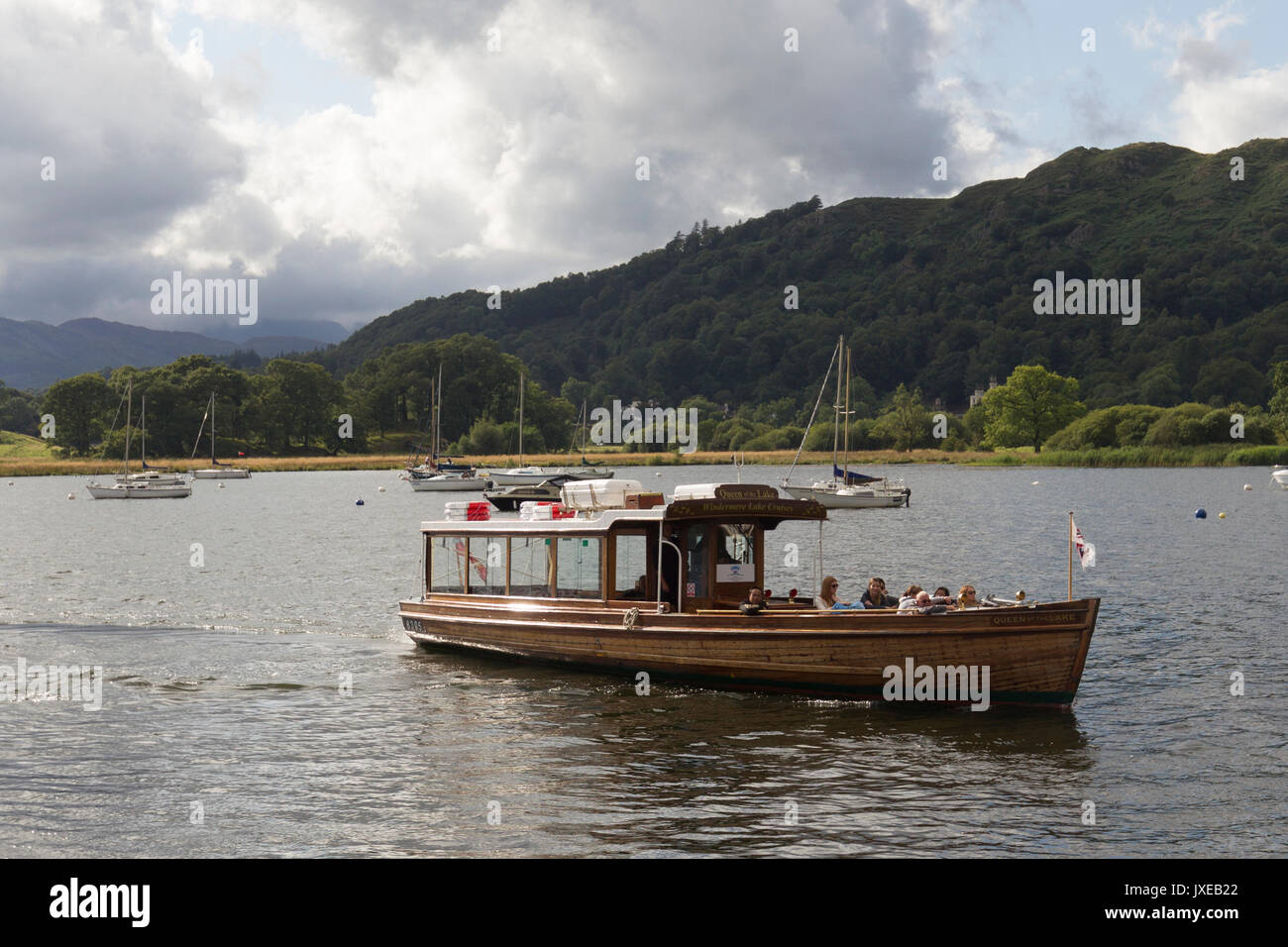 Cumbria, Regno Unito. Il 15 agosto, 2017. Giornata di sole sul lago di Windermere a Ambleside Waterhead. Ognuno fa la maggior parte del sole prima che il tempo si rompe domani Credito: Gordon Shoosmith/Alamy Live News Foto Stock