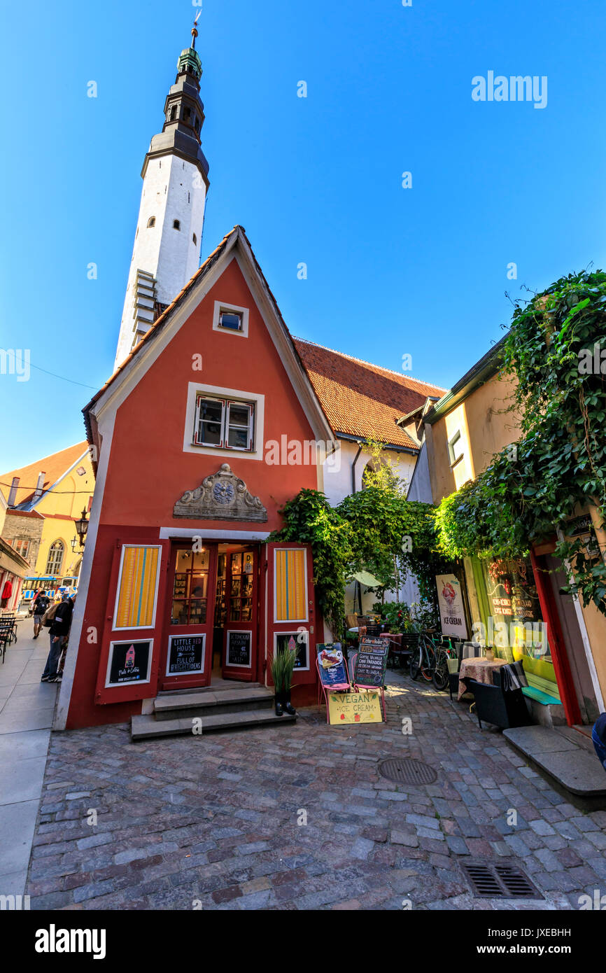 TALLINN, Estonia - 26 luglio 2017: Rosso facciata di edificio e la torre della chiesa di Santo Spirito nella città vecchia di Tallinn, Estonia sulla luglio 26, 2017 Foto Stock