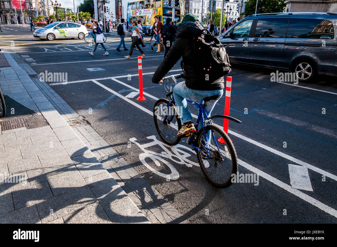 Dublino, Irlanda. Le piste ciclabili di o'Connell Street sono ora protette da pali di plastica arancione fluorescente come nuova misura protettiva per i ciclisti nella capitale irlandese. Foto Stock