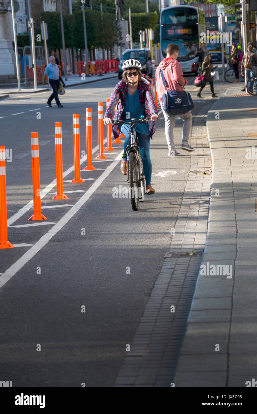 Dublino, Irlanda. Il 15 agosto 2017. Piste ciclabili su O'Connell Street sono ora protette da fluorescente arancio poli in plastica come una nuova misura di protezione per ciclisti nella capitale irlandese. Credito: Richard Wayman/Alamy Live News Foto Stock