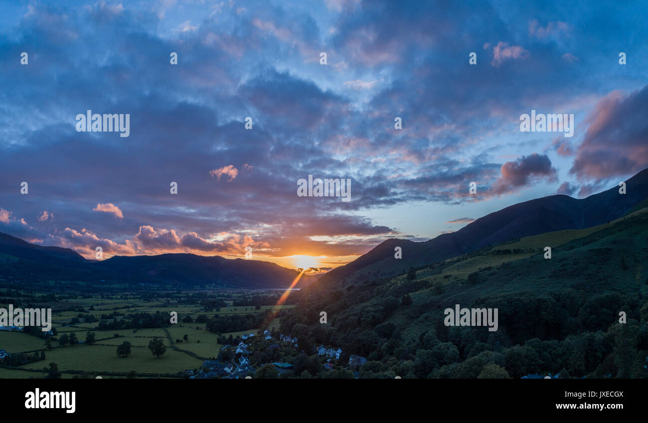 Bassenthwaite, Cumbria, Regno Unito. 15 Agosto, 2017. Sunsetting oltre Bassenthwaite, prese da fuco da Applethwaite, Cumbria, Regno Unito Credito: Russell Millner/Alamy Live News Foto Stock