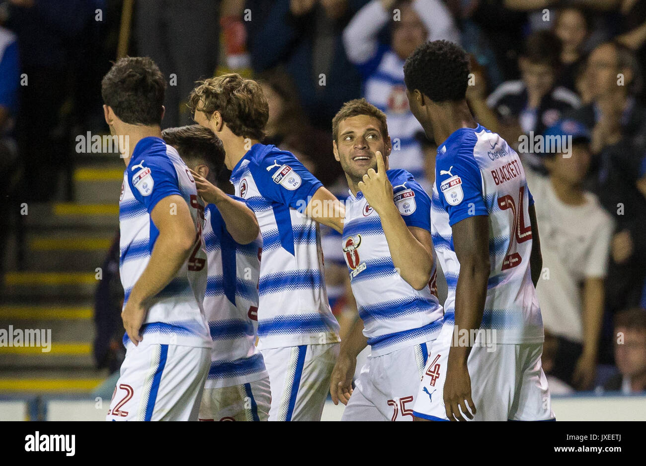 Reading, Regno Unito. Il 15 agosto, 2017. Adrian Popa (seconda a destra) di lettura di punteggio celebra il primo obiettivo durante il cielo di scommessa match del campionato tra lettura e Aston Villa al Madejski Stadium, Reading, in Inghilterra il 15 agosto 2017. Foto di Andy Rowland / Prime immagini multimediali. **Solo uso editoriale FA Premier League e Football League sono soggetti a licenza DataCo. Credito: Andrew Rowland/Alamy Live News Foto Stock