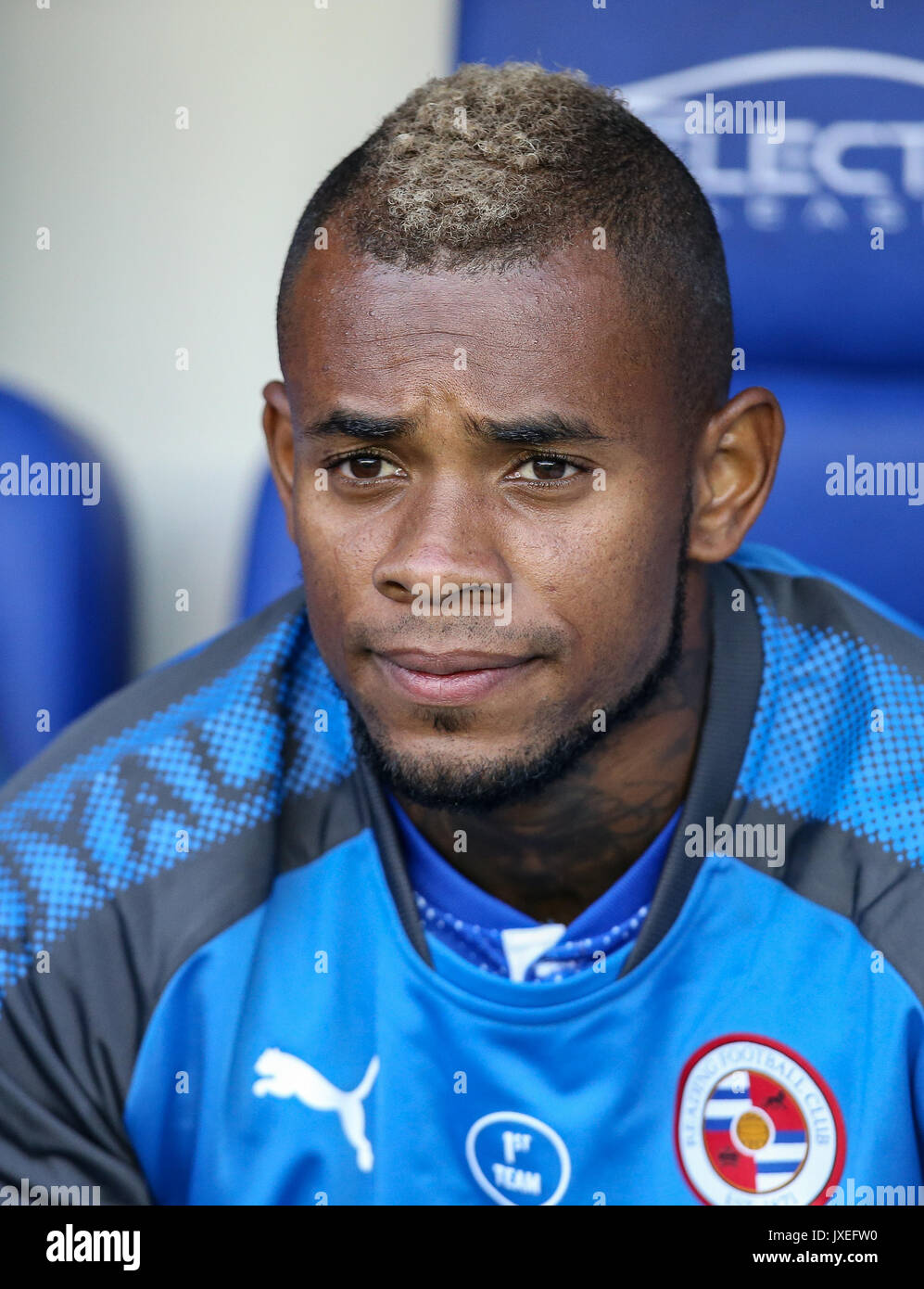 Reading, Regno Unito. 15 Ago, 2017. nuova firma Leandro Bacuna di lettura è chiamato sul banco durante il cielo di scommessa match del campionato tra lettura e Aston Villa al Madejski Stadium, Reading, in Inghilterra il 15 agosto 2017. Foto di Andy Rowland/prime immagini multimediali. Credito: Andrew Rowland/Alamy Live News Foto Stock