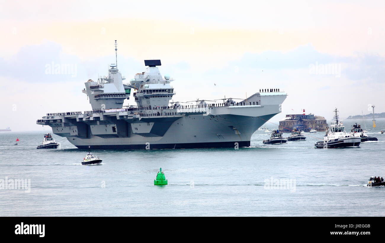 HMS Queen Elizabeth arriva a Portsmouth Porto per la prima volta. Foto Stock