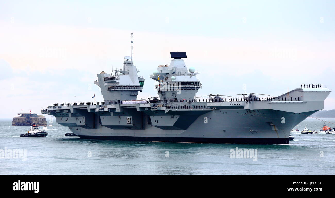 HMS Queen Elizabeth arriva a Portsmouth Porto per la prima volta. Foto Stock
