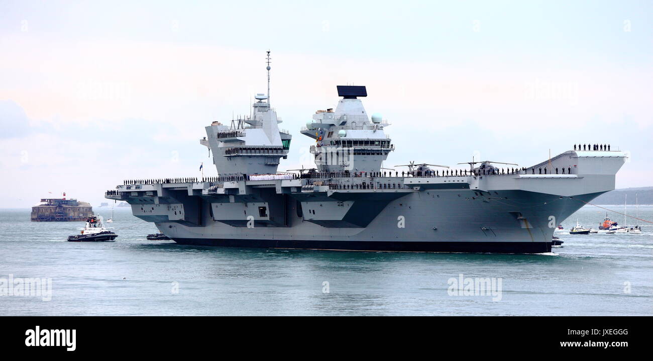 HMS Queen Elizabeth arriva a Portsmouth Porto per la prima volta. Foto Stock