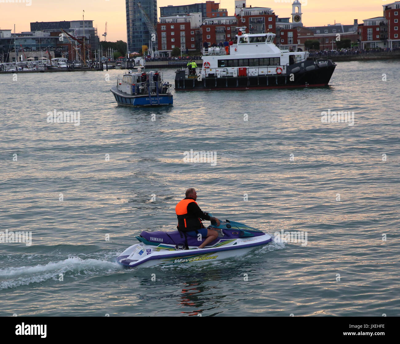 Portsmouth, Regno Unito. 16 Ago, 2017. HMS Queen Elizabeth arrivando a casa sua dock a Portsmouth con curiosi di prendere un assaggio della Royal Navy di £ 3 miliardi di ammiraglia portaerei come passa lungo in Portsmouth Porto. Molte persone hanno preso punti vi sin dalle prime ore della mattina per essere parte della storia in formazione. L'entrata della nave è stata accompagnata da un flypast del Fleet Air Arm Merlin e Wildcat elicotteri, più aviogetti Hawk di 736 NAS da Culdrose. Credito: uknip/Alamy Live News Foto Stock