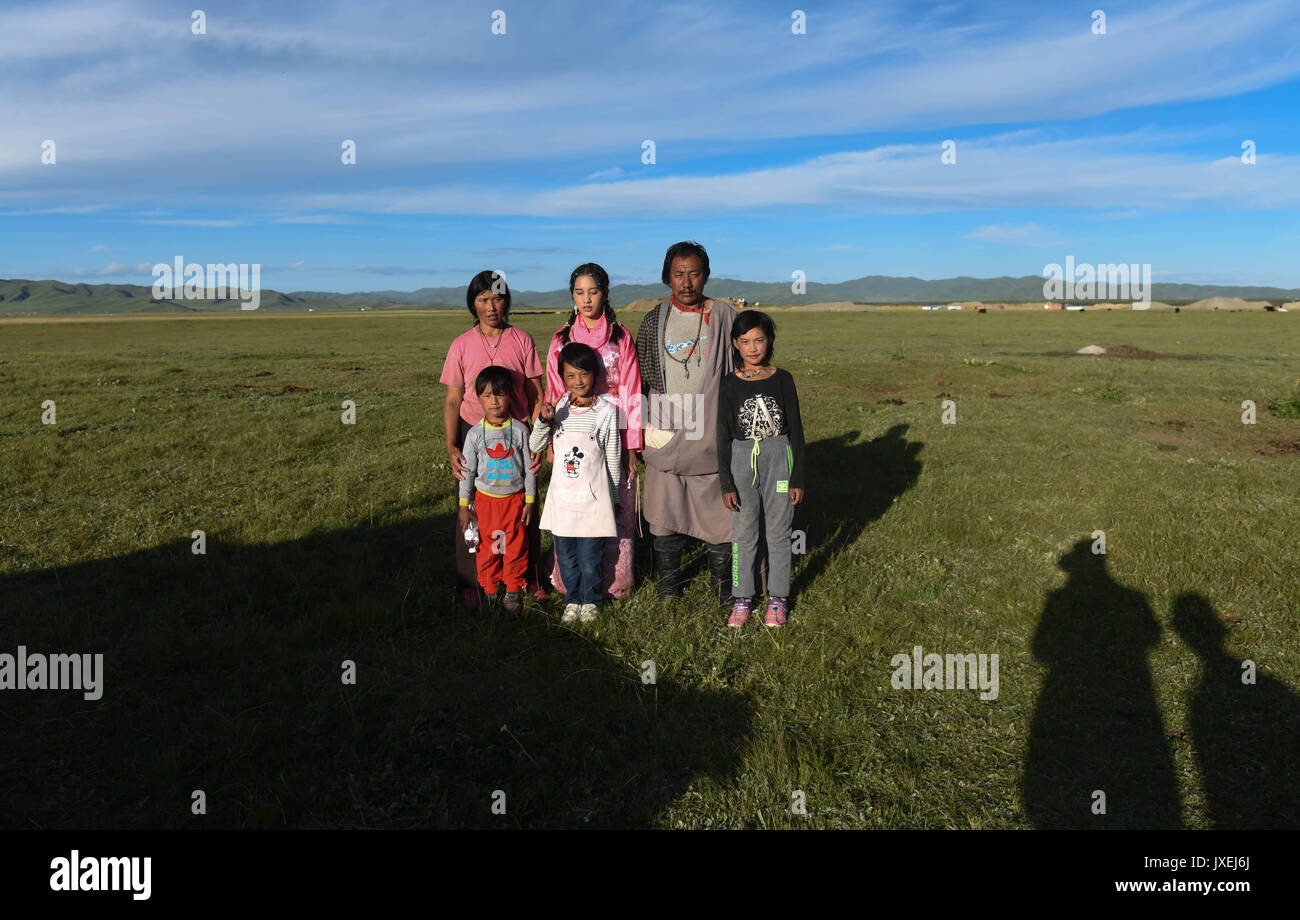 (170816) -- XIAHE, Agosto 16, 2017 (Xinhua) -- Deqen Yuzhen (seconda L posteriore) e i membri della sua famiglia posano per una foto di famiglia nella prateria della sua città natale, Maqu County, Gannan tibetano prefettura autonoma, a nord-ovest della Cina di Provincia di Gansu, Agosto 13, 2017. Yuzhen Deqen, che nacque il 7 settembre 14, 1998, è la figlia di un pastore in famiglia Maqu County, Gannan tibetano prefettura autonoma, a nord-ovest della Cina di Provincia di Gansu. Purtroppo ha perso la vista a causa di una malattia grave quando era un bambino. Essa è stata inviata alla scuola per i bambini ciechi nel sud-ovest della Cina di regione autonoma del Tibet all'ag Foto Stock