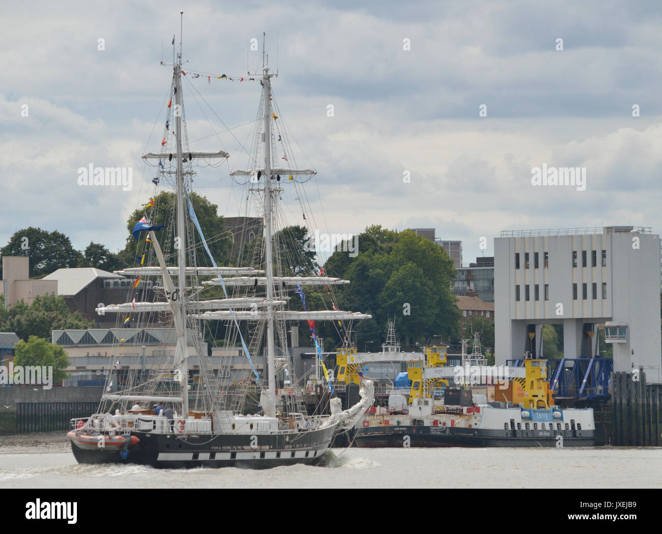 Londra, Regno Unito. 16 Ago, 2017. Sea Cadet Sail Training TS Nave Royalist arriva sul Tamigi. Londra, dopo la vittoria del 2017 Tall Ships Race. Credito: un Christy/Alamy Live News. Foto Stock